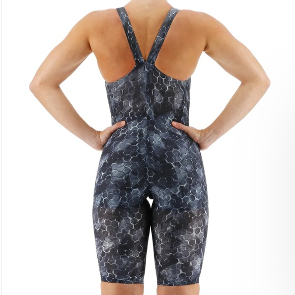 NWT: TYR Women's Avictor 2.0 Swimsuit in Black and Gray, Open Back - Picture 7 of 9